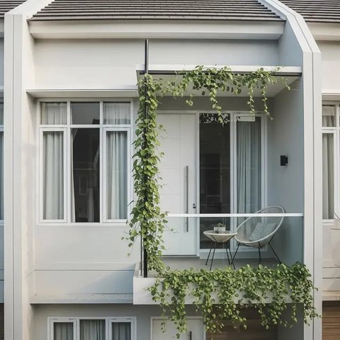 Teras Belakang Rumah dengan Tiang Tanaman Salur yang Instagramable 2025. (Foto: Gemini AI)