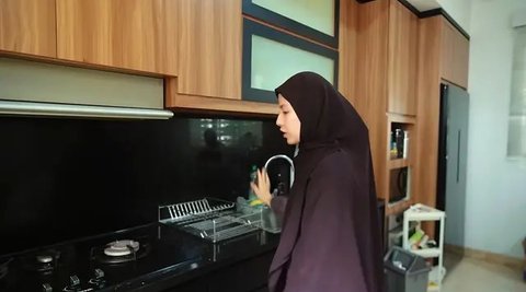 Potret Dapur Rumah Baru Natasha Rizky (created by AI)