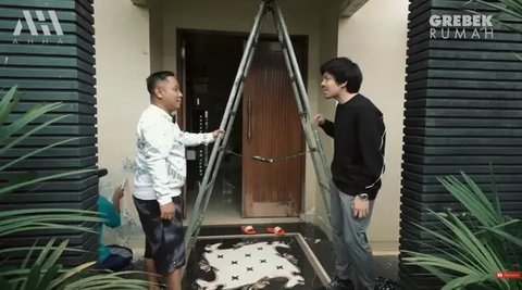 Teras depan rumah Narji (Foto: Dok. Atta Halilitar)