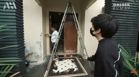 Teras depan rumah Narji (Foto: Dok. Atta Halilitar)