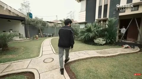 Teras depan rumah Narji (Foto: Dok. Atta Halilitar)