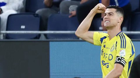Pemain Al-Nassr, Cristiano Ronaldo berusaha mengontrol bola dalam laga semfinal Saudi Super Cup 2025 melawan Al-Ittihad di Hong Kong Stadium, Hong Kong, Selasa (19/08/2025) waktu setempat. (A