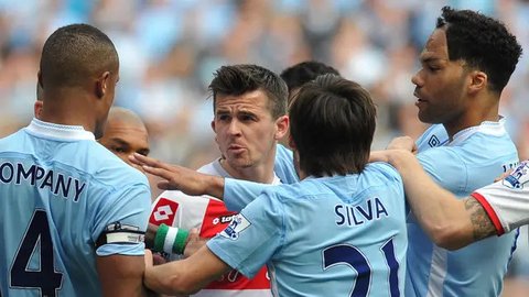 Salah satu contohnya saat Barton berkelahi dengan Ousmane Dabo, rekannya di Manchester City. Akibat ulah tidak terpuji itu akhirnya ia diskorsing. (AFP/Paul Ellis)