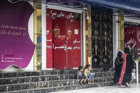 Tempat makan cepat saji yang ditutup oleh Taliban di provinsi Herat, barat laut Afghanistan, Senin, 10 April 2023. Taliban telah melarang keluarga dan perempuan untuk mengunjungi restoran yan