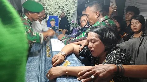 Jenazah Prada Lucky disambut secara militer saat tiba di Bandara El Tari Kupang, NTT. (Liputan6.com/Ola Keda)