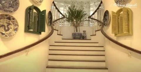 Detail Desain Tangga Rumah Yuni Shara (YouTube/Melaney Ricarco)