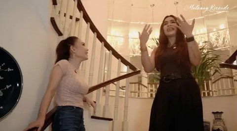 Detail Desain Tangga Rumah Yuni Shara (YouTube/Melaney Ricarco)