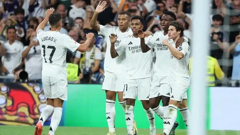 Pemain Real Madrid merayakan gol saat pertandingan sepak bola Liga Spanyol melawan RCD Espanyol di stadion Santiago Bernabeu, Madrid, pada 21 September 2024 atau Minggu (22/9/2024) dini hari WIB. (Thomas COEX/AFP)