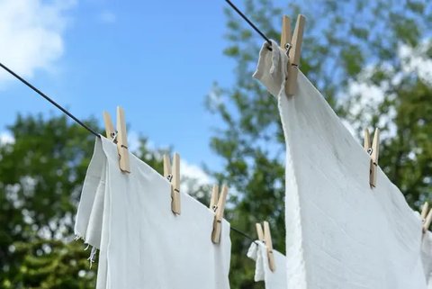 Jemur pakaian sebelum disikat untuk membersihkan jamur/copyright pexels/Photo By: Kaboompics.com