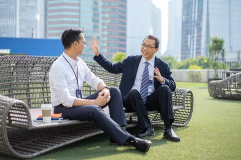 Ilustrasi karyawan kantor sedang melakukan aktivitas perbankan. (BongkarnGraphic/DepositPhotos.com)