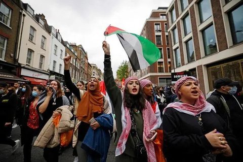 PM Inggris Keir Starmer menyampaikan pernyataan soal rencana pengakuan Negara Palestina dari Downing Street Nomor 10 di London, Selasa (29/7/2025). (Dok. oleh Toby Melville via AP)
