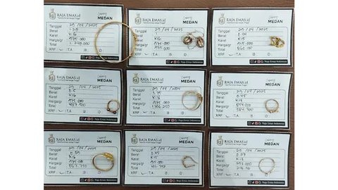 Gambar diambil pada 11 Agustus 2021 menunjukkan seorang manajer toko perhiasan berbicara dengan pelanggan di Mumbai, India. Putus asa mendapatkan uang tunai, banyak keluarga dan usaha kecil m