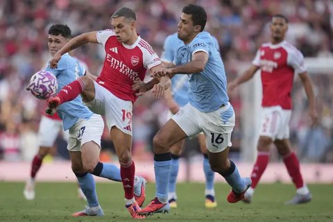 Duel antara Leandro Trossard dan Rodri pada laga Arsenal vs Manchester City di pekan ke-5 Premier League 2025/2026 - AP Photo/Kin Cheung