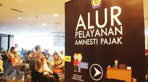 Petugas menunjukan sosialiasi program tax amnesty di ITC Mangga Dua, Jakarta, Selasa (1/11). Dalam sosialisasi itu, Dirjen Pajak mengajak para pedagang dan pelaku UMKM untuk ikut serta progra