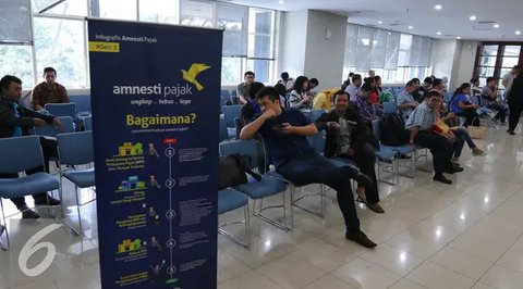 Petugas menunjukan sosialiasi program tax amnesty di ITC Mangga Dua, Jakarta, Selasa (1/11). Dalam sosialisasi itu, Dirjen Pajak mengajak para pedagang dan pelaku UMKM untuk ikut serta progra