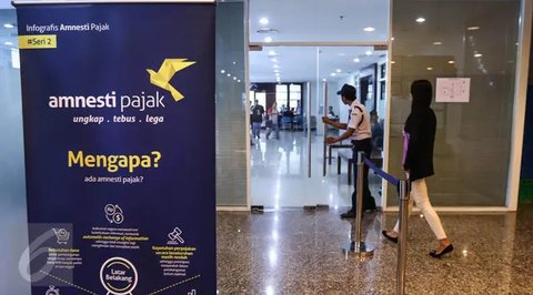 Petugas menunjukan sosialiasi program tax amnesty di ITC Mangga Dua, Jakarta, Selasa (1/11). Dalam sosialisasi itu, Dirjen Pajak mengajak para pedagang dan pelaku UMKM untuk ikut serta progra