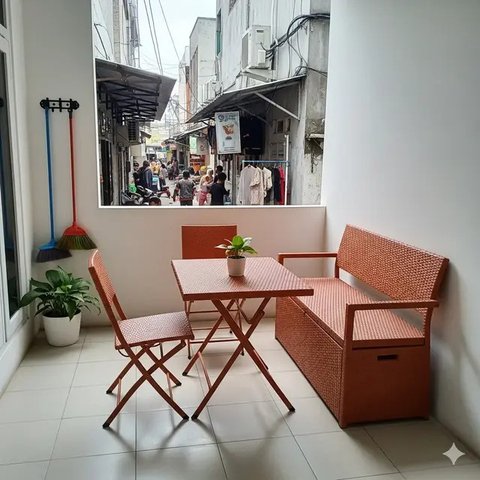 Rumah Gaya Mediterania Mini Budget 100 Juta di Gang Kecil. Foto: Gemini