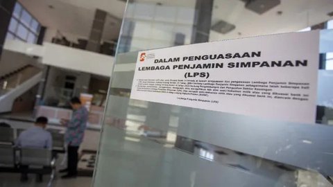 Nasabah melakukan transaksi perbankan di KCU Bank Mandiri Bintaro, Tangerang Selatan, Banten, Jumat (26/2/2021). Lembaga Penjamin Simpanan (LPS) menjamin simpanan nasabah di bank hingga Rp 2
