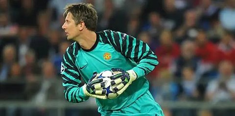 Kiper veteran Manchester United Edwin van der Sar beraksi melawan Schalke 04 di leg pertama semifinal Liga Champions di Gelsenkirchen, 26 April 2011. AFP PHOTO/CHRISTOF STACHE