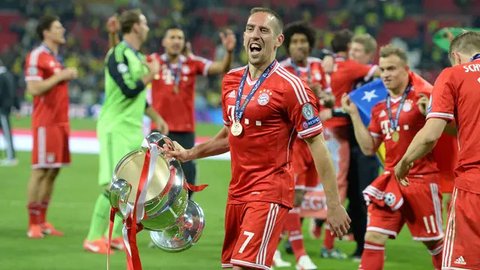 Franck Ribery. Pemain sayap Prancis ini meraih trofi pemain terbaik Eropa pada musim 2012/2013 usai membawa Bayern Munchen merebut treble winners. Trofi Ballon d'Or 2013 justru diraih Cristiano Ronaldo yang nir-gelar usai mengungguli Lionel Messi dan dirinya. (AFP/Patrik Stollarz)