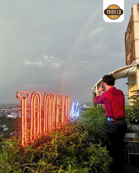 Tamelo Atap Cafe menyuguhkan pemandangan kota Depok, berlokasi di Tower C, Apartemen Taman Melati Margonda 2 (Sumber: IG/@tamelo_atapcafe