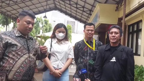 Babak baru kehidupan Aji Darmaji, suami Mpok Alpa, dimulai di Pengadilan Agama Jakarta Selatan. Ia menjalani sidang permohonan perwalian tiga anak.