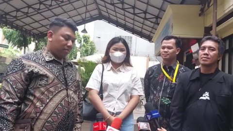 Babak baru kehidupan Aji Darmaji, suami Mpok Alpa, dimulai di Pengadilan Agama Jakarta Selatan. Ia menjalani sidang permohonan perwalian tiga anak.