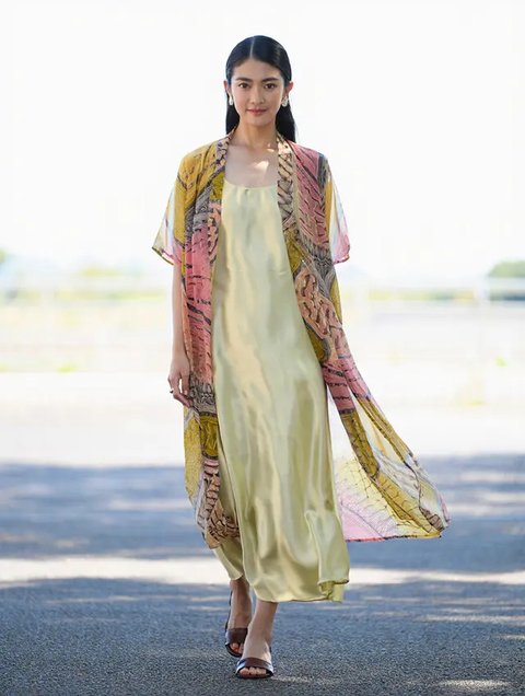 12 Model Outer Batik Panjang dengan Dress Polos untuk Kondangan Outdoor 2025, Elegan dan Nyaman Dipakai (foto: GeminiAI)