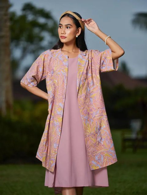 12 Model Outer Batik Panjang dengan Dress Polos untuk Kondangan Outdoor 2025, Elegan dan Nyaman Dipakai (foto: GeminiAI)