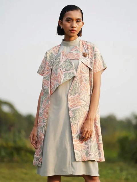 12 Model Outer Batik Panjang dengan Dress Polos untuk Kondangan Outdoor 2025, Elegan dan Nyaman Dipakai (foto: GeminiAI)