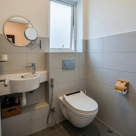 Desain Kamar Mandi Dalam Kamar. (Foto: Gemini AI)