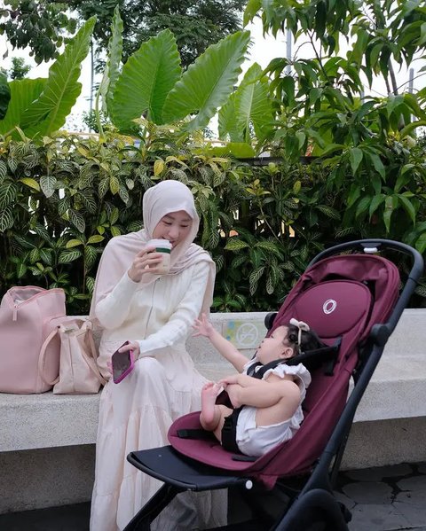 Gaya outfit Larissa Chou saat momong anak kedua. [IG: @larissachou]