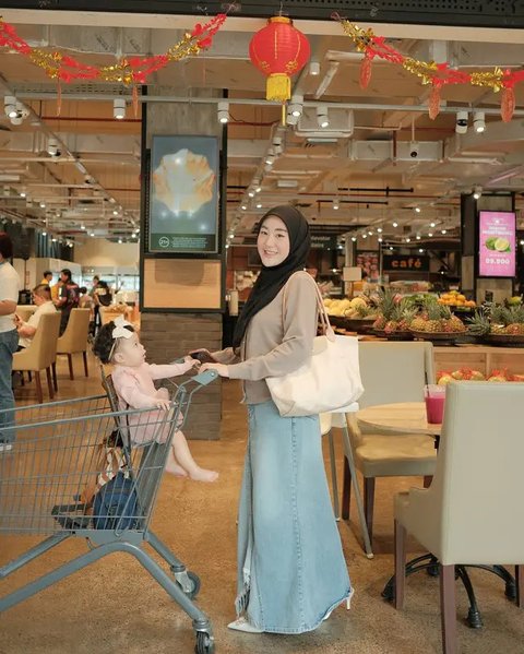 Gaya outfit Larissa Chou saat momong anak kedua. [IG: @larissachou]