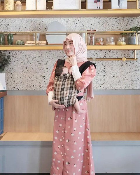 Gaya outfit Larissa Chou saat momong anak kedua. [IG: @larissachou]
