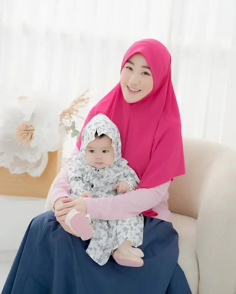 Gaya outfit Larissa Chou saat momong anak kedua. [IG: @larissachou]
