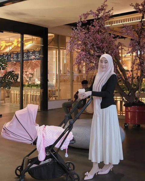 Gaya outfit Larissa Chou saat momong anak kedua. [IG: @larissachou]