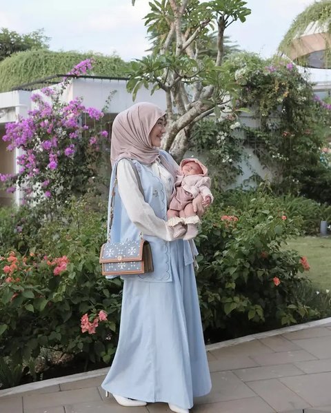 Gaya outfit Larissa Chou saat momong anak kedua. [IG: @larissachou]