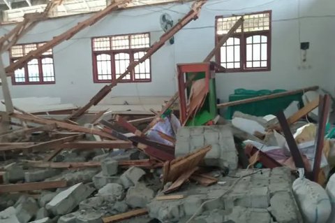 Warga melintasi jalan saat hujan di kawasan Bundaran Hotel Indonesia, Jakarta, Senin (1/11/2021). BMKG mengeluarkan peringatan dini cuaca ekstrem berupa hujan dengan intensitas sedang hingga