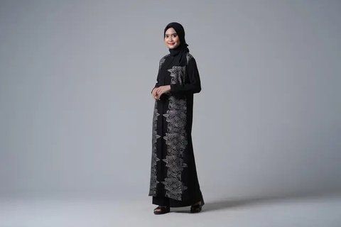 Model Gamis Batik Hitam Putih Simple Elegan Tren 2025. Foto: Gemini