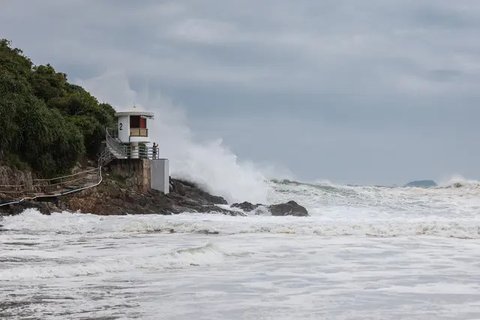 Topan Super Ragasa di Hong Kong Hancurkan pintu kaca dan bikin lobi Fullerton Ocean Park Hotel banjir. (dok. tangkapan layar video Facebook Bosco Chu)