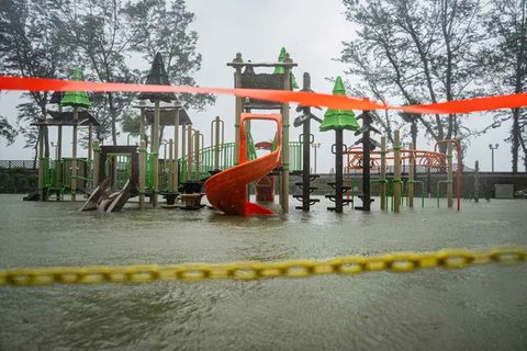 Topan Super Ragasa di Hong Kong Hancurkan pintu kaca dan bikin lobi Fullerton Ocean Park Hotel banjir. (dok. tangkapan layar video Facebook Bosco Chu)