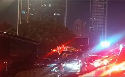 Penumpang bus TransJakarta dari arah Semanggi menuju Slipi di Jakarta Barat terpaksa turun ditengah jalan imbas macet parah pada Rabu malam 24 September 2025. (Antara)