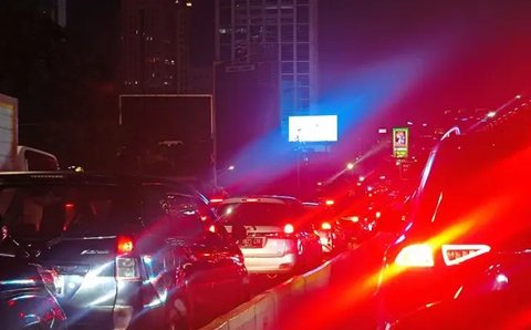 Penumpang bus TransJakarta dari arah Semanggi menuju Slipi di Jakarta Barat terpaksa turun ditengah jalan imbas macet parah pada Rabu malam 24 September 2025. (Antara)