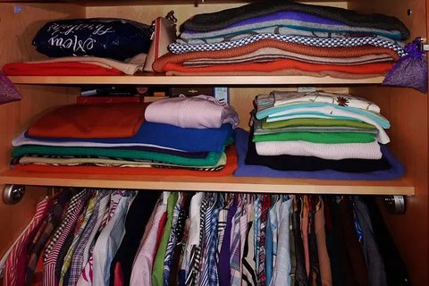 Perabot Rusak di Dalam Rumah yang Bisa Jadi Sarang Ular (Gemini AI)