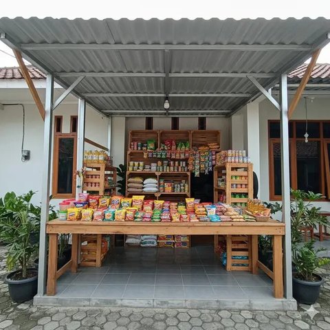 Inspirasi Warung Sembako Terbuka di Teras Rumah yang Hemat Tempat/Gemini AI