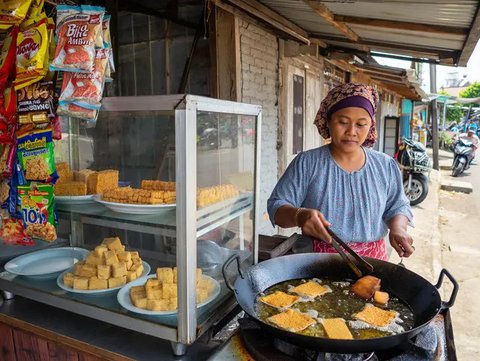 Dagangan Populer di Teras Rumah (Foto: Reve Art AI)