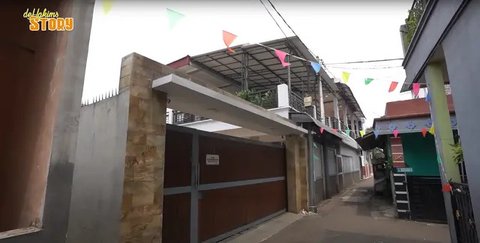 Potret Teras Sederhana Rumah Ayu Ting Ting, Penuh Kehangatan di Tengah Kesibukan Artis (sumber: YouTube deHakims Story)
