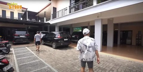 Potret Teras Sederhana Rumah Ayu Ting Ting, Penuh Kehangatan di Tengah Kesibukan Artis (sumber: YouTube deHakims Story)