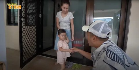 Potret Teras Sederhana Rumah Ayu Ting Ting, Penuh Kehangatan di Tengah Kesibukan Artis (sumber: YouTube deHakims Story)