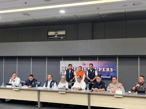 Otoritas Jasa Keuangan (OJK) bersama Kepolisian Negara RI, serta sejumlah kementerian dan lembaga terkait berhasil memulangkan dan menahan Adrian Asharyanto Gunadi, mantan Direktur PT Inve